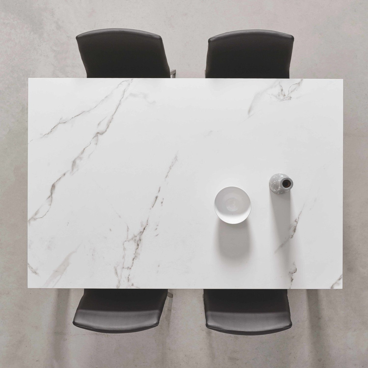 Encimera y mesa de cocina a juego con BLUMVER.