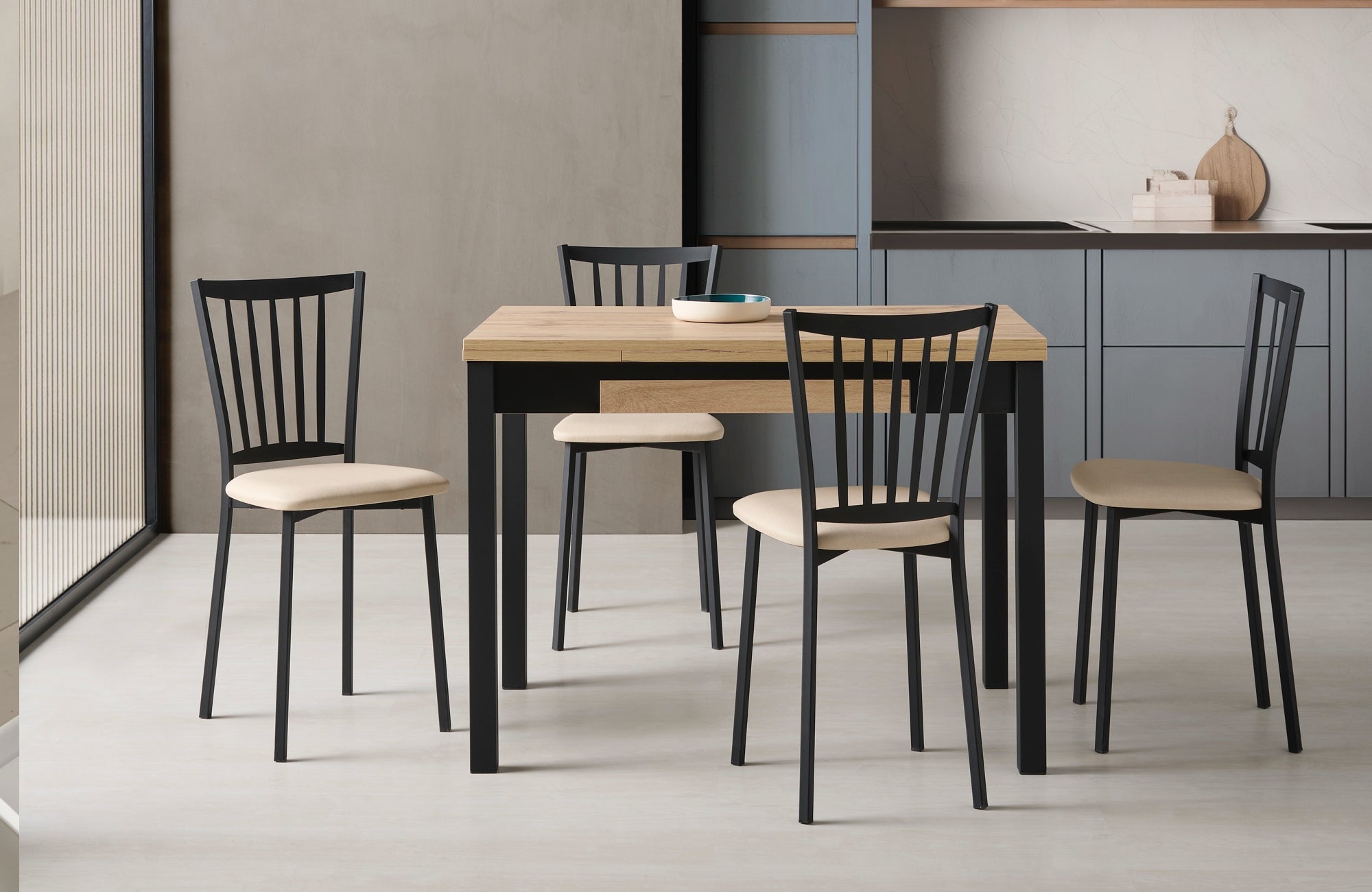 Mesa de cocina de madera de haya con cajón, sillas y taburetes combinadas con asientos de piel sintética blanco.