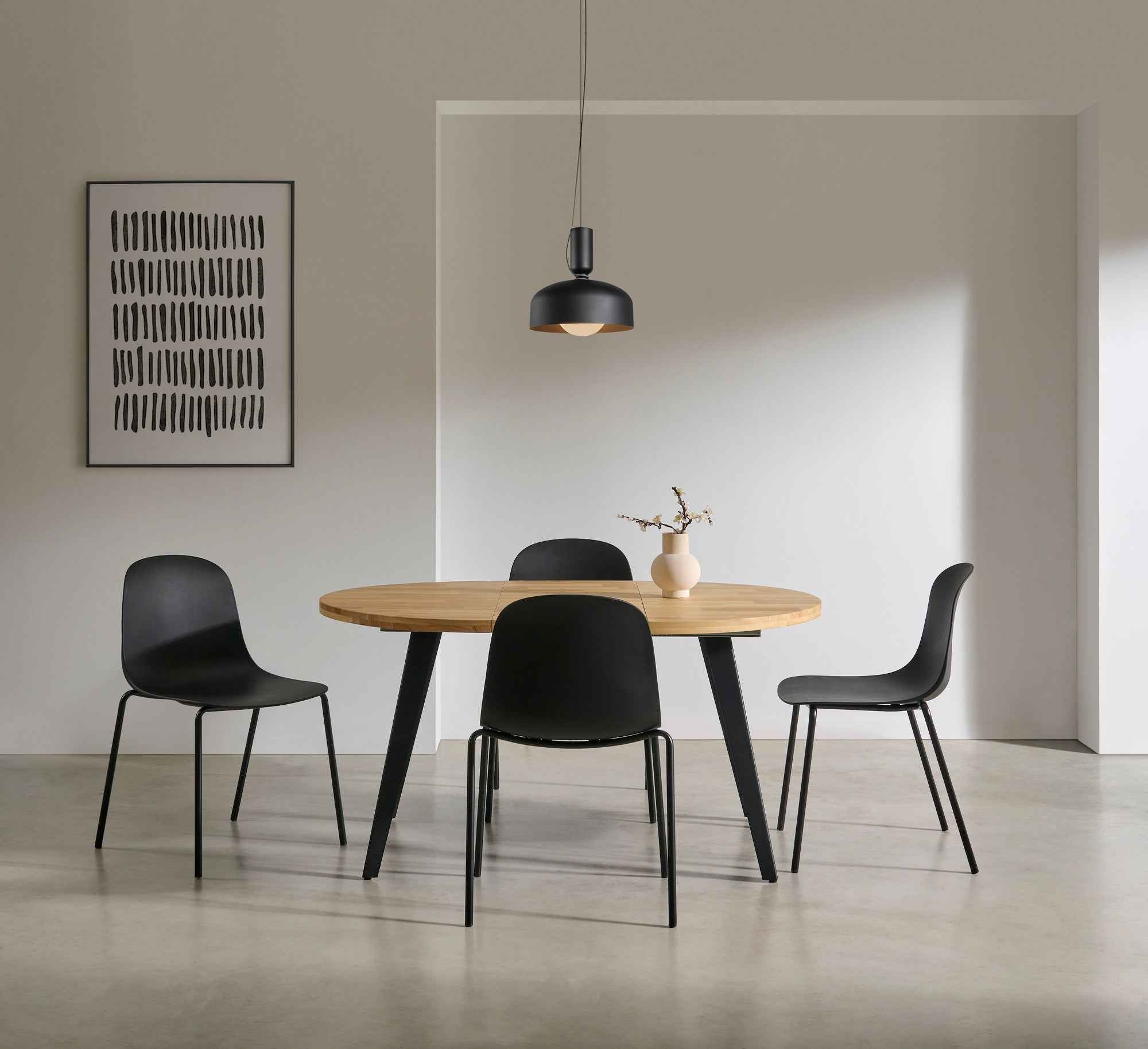 Mesa redonda ovalada extensible de madera con sillas negras apilables BLUMVER