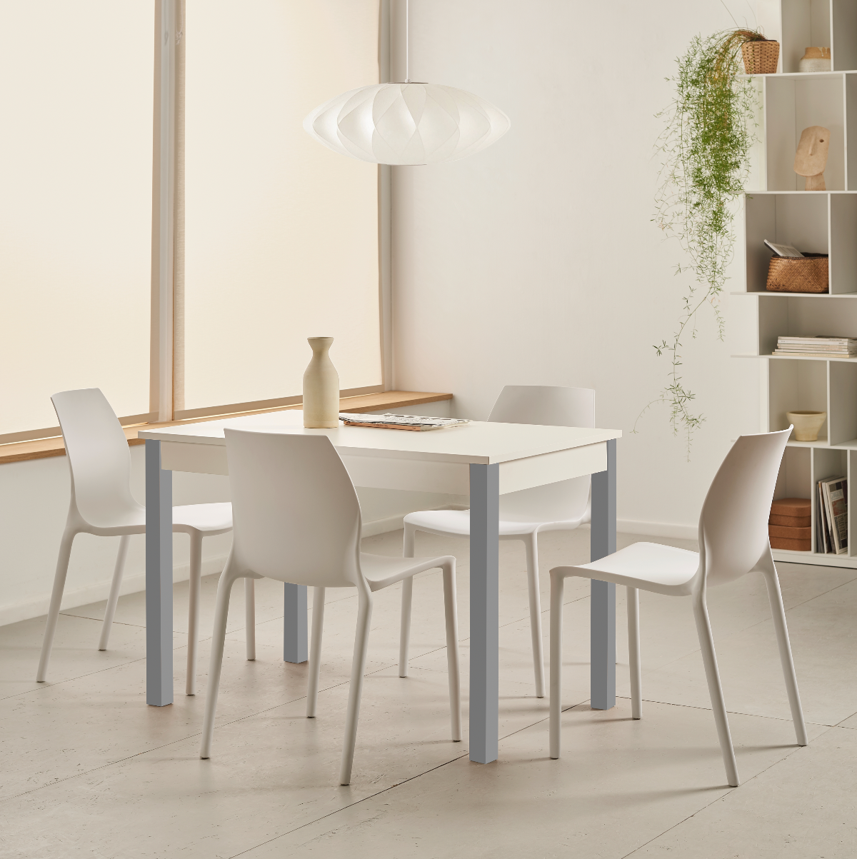 Mesa blanca con patas aluminio y 4 sillas blancas
