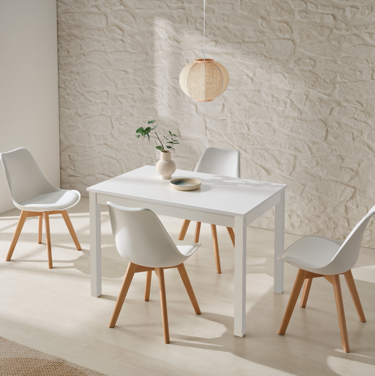 Mesa blanca con 4 sillas nórdicas
