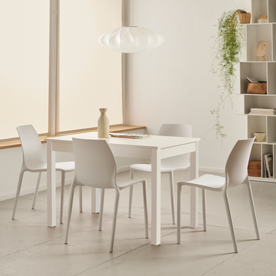 Mesa con 4 sillas blancas