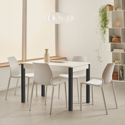 Mesa blanca con patas negras