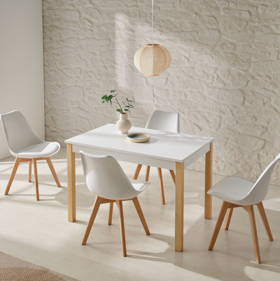Mesa blanca nórdica con patas de madera y sillas a juego