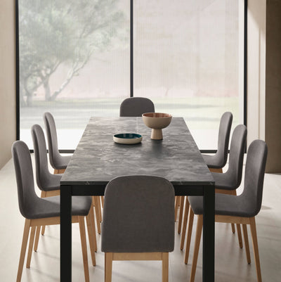 mesa de comedor en negro con sillas tapizadas