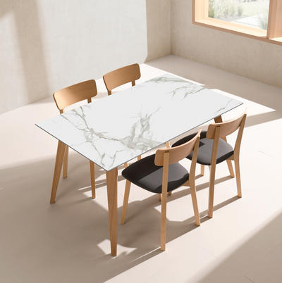 Mesa de comedor de madera con encimera blanca dekton aura 22 y 4 sillas de madera a juego