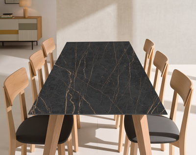 Mesa de comedor de madera con encimera Dekton Laurent y sillas de madera a juego