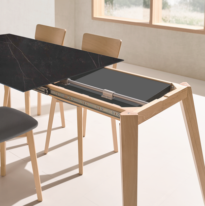 Mesa de comedor extensible de madera con encimera Dekton oscuro