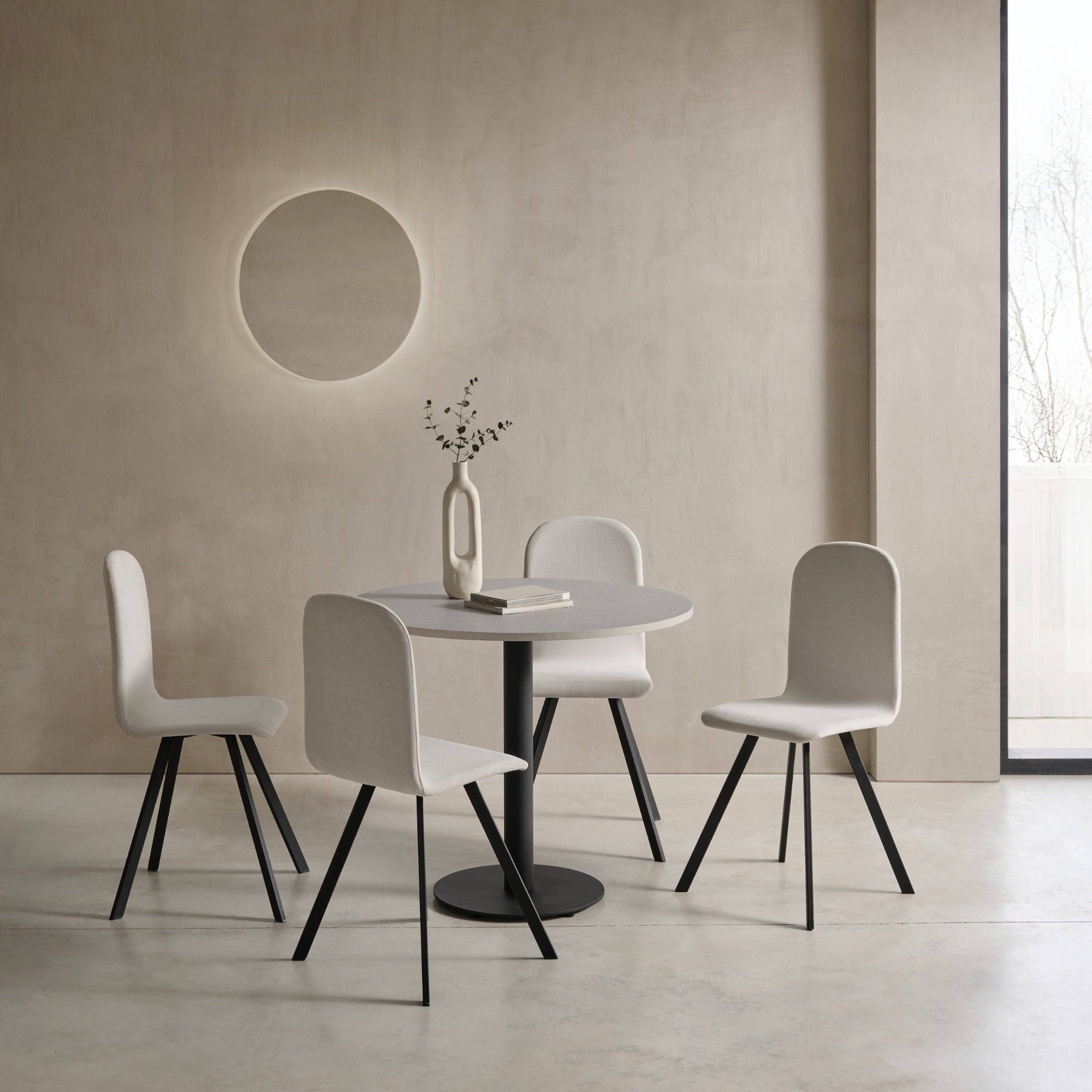 Sillas de comedor con tela antimanchas y estructura negra